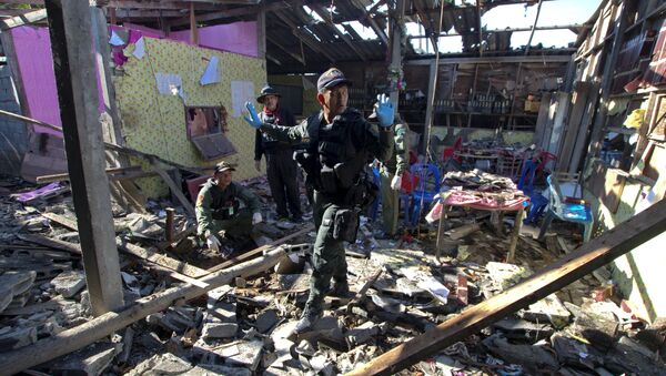 Военнослужащие осматривают место взрыва бомбы в ресторане на юге Таиланда