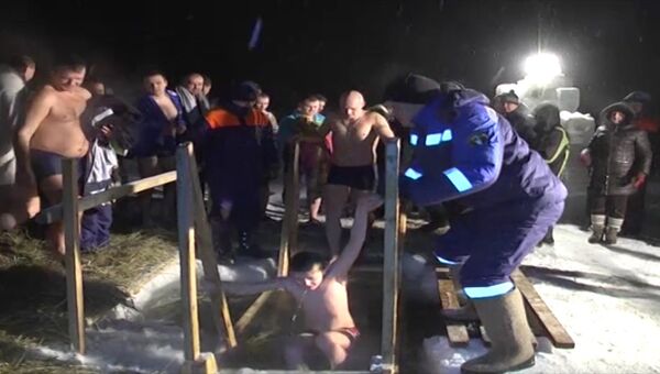 Крещенские купания: как спасатели дежурят у прорубей во время праздника