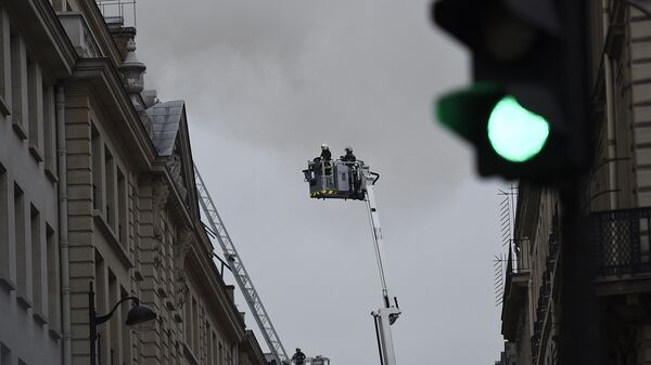 Пожарные у отеля Ritz на Вандомской площади в Париже, Франция. 19 января 2016