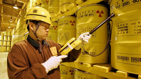 Работник проверяет на радиацию бочки с ядерными отходами на атомной станции в Южной Корее. Архивное фото