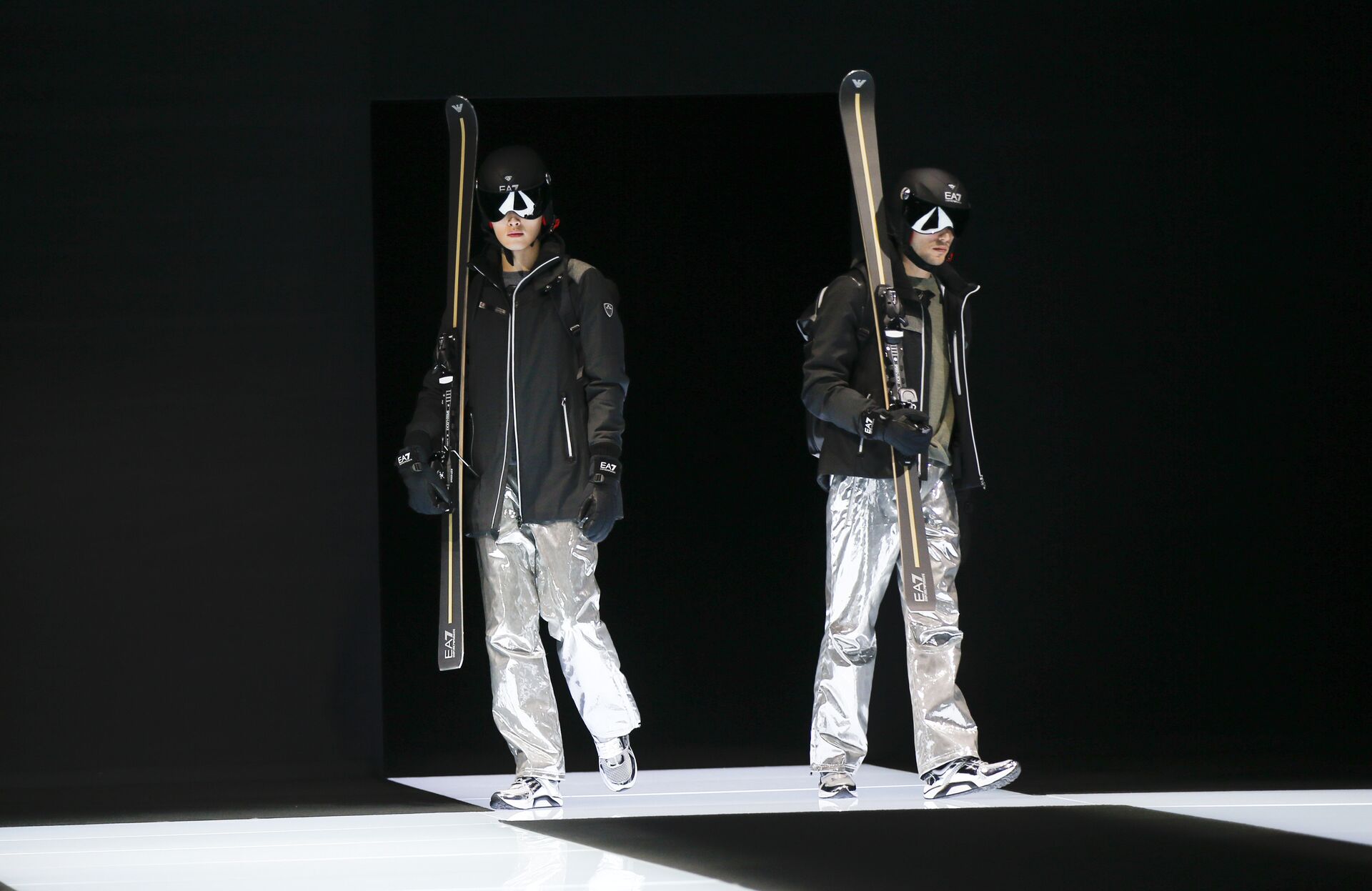 Модели представляют коллекцию Emporio Armani на неделе моды в Милане Модели представляют коллекцию Emporio Armani на неделе моды в Милане - РИА Новости, 1920, 04.09.2025