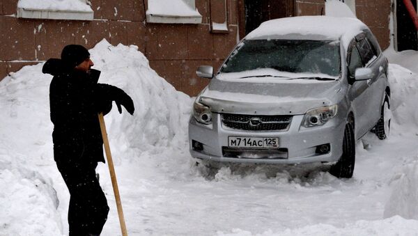 Мужчина убирает снег на улице Пушкинская во Владивостоке. Архивное фото