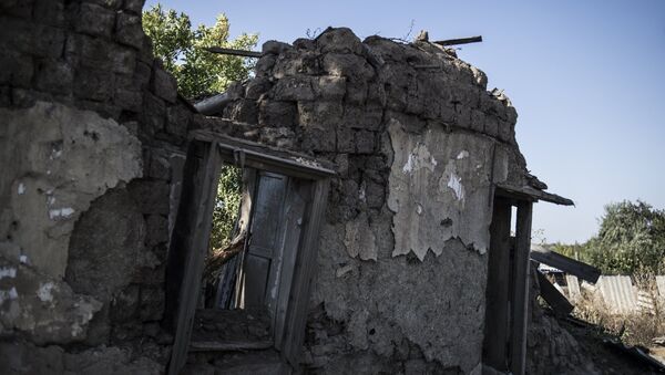 Разрушенный дом в пострадавшем во время обстрела поселке Старомихайловка Донецкой области. Архивное фото