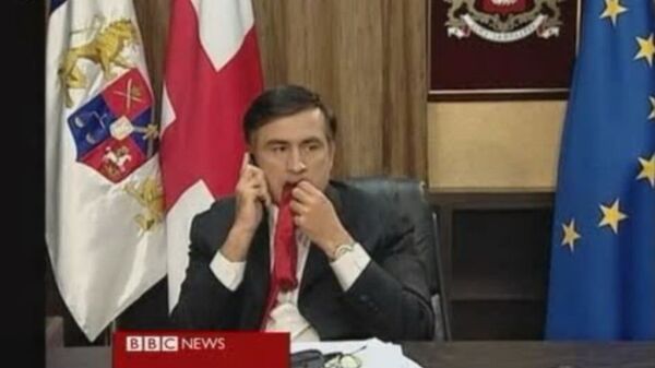 Михаил Саакашвили жует галстук в эфире канала BBC. Архивное фото