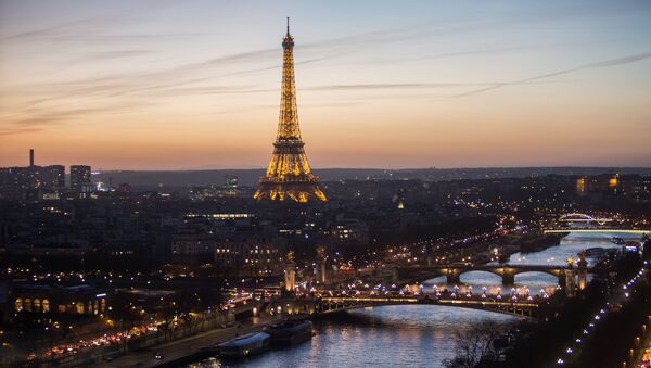 Вид на подсвеченную Эйфелеву башню в Париже. Архивное фото