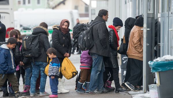 Беженцы в очереди на регистрацию. Архивное фото