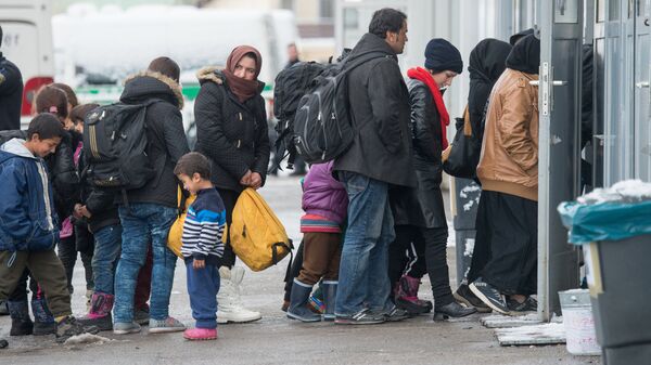 Беженцы в очереди на регистрацию в Германии