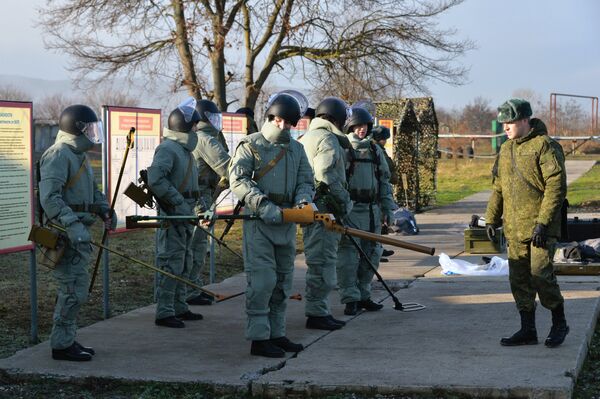 Саперы инженерных войск Южного военного округа готовятся к занятиям по разминированию на учебном полигоне Ханкала, расположенного в 7 километрах от Грозного