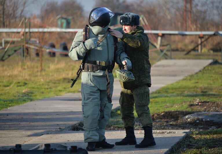 Сапер инженерных войск Южного военного округа готовится к занятиям по разминированию на учебном полигоне Ханкала, расположенного в 7 километрах от Грозного