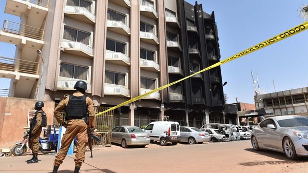Полиция возле места захвата заложников в отеле Splendid в столице Буркина-Фасо.