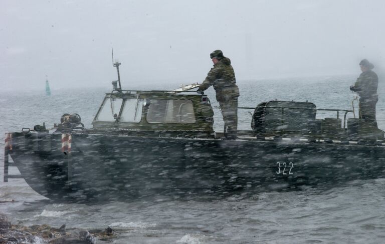 Учебные занятия морской инженерной службы Черноморского флота на военном катере по установке противодесантного минного поля на тренировочном комплексе в поселке Новоозёрное в Крыму