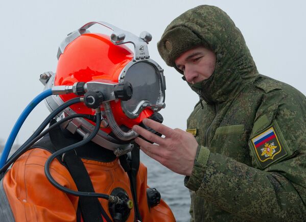 Водолаз-сапер готовится к погружению на учебных занятиях морской инженерной службы Черноморского флота на тренировочном комплексе в поселке Новоозёрное в Крыму