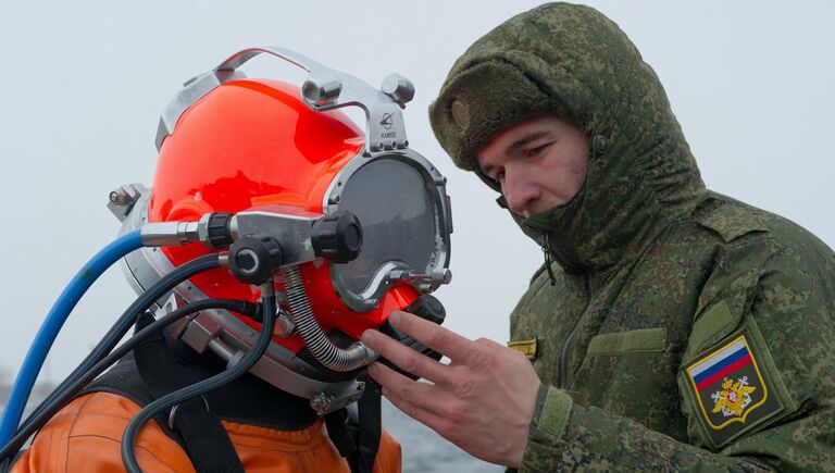 Водолаз-сапер готовится к погружению на учебных занятиях морской инженерной службы Черноморского флота на тренировочном комплексе в поселке Новоозёрное в Крыму