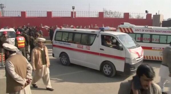 На месте нападения боевиков на университет Бача Хан, Пакистан. Кадр из видео