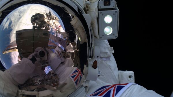 Тим Пик во время выхода в космос