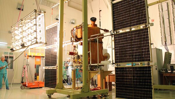 Сотрудники космодрома Байконур проводят проверку солнечных батарей спутника Канопус-В. Архивное фото
