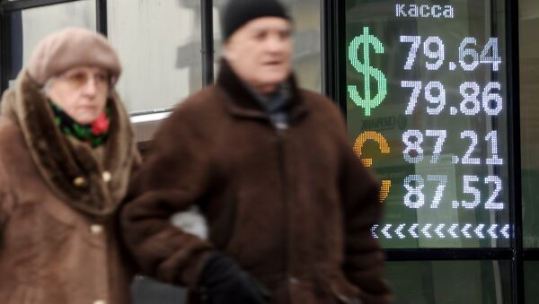 Мужчина с женщиной у одного из пунктов обмена валют в Москве