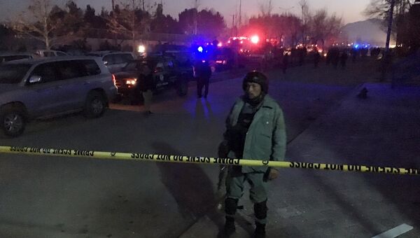 Полиция на месте взрыва возле посольства РФ в Кабуле. 20 января 2016