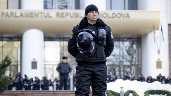 Сотрудник полиции перед зданием парламента Молдавии