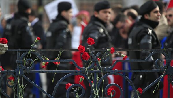 Цветы на месте теракта в Стамбуле. Архивное фото