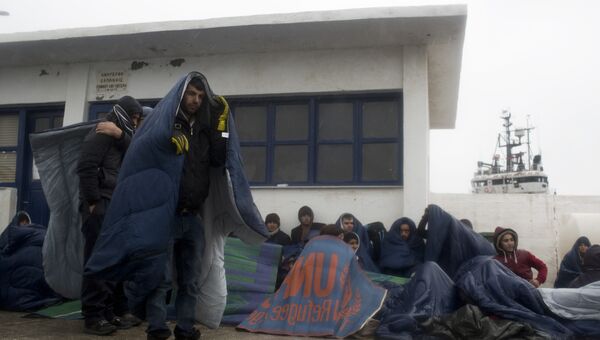 Прибывшие мигранты на греческом острове Инуссес. Архивное фото