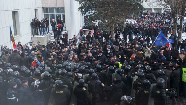 Протестующие у здания парламента в Молдавии