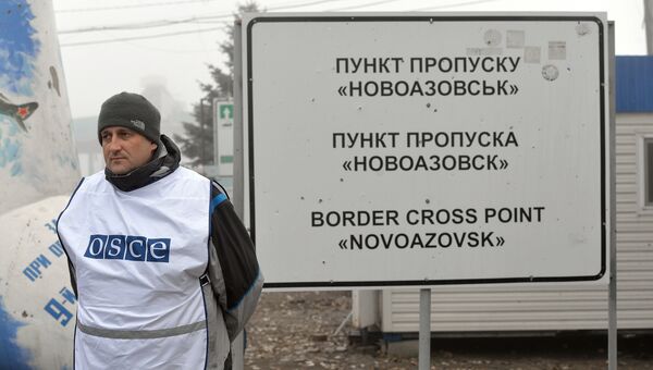 Представитель ОБСЕ на КПП Новоазовск на границе РФ и Украины. Архивное фото