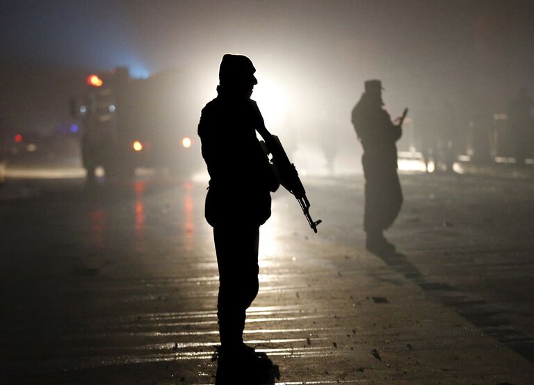 На месте взрыва возле посольства РФ в Кабуле. 20 января 2016