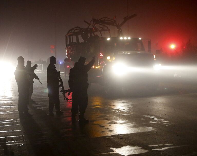 На месте взрыва возле посольства РФ в Кабуле. 20 января 2016