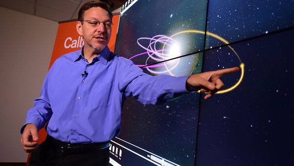 Ученый Калифорнийского технологического института показывает орбиту предполагаемой девятой планеты в Солнечной системе