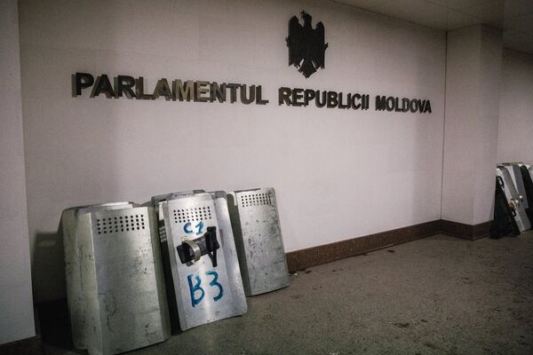 Щиты сотрудников правоохранительных органов у здания парламента в Кишиневе. В столице Молдавии прошли масштабные акции протеста оппозиционных сил