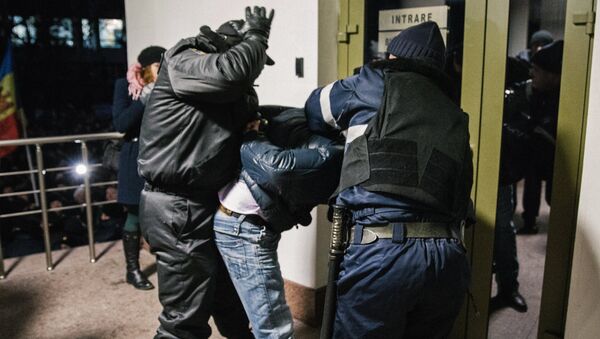 Сотрудники правоохранительных органов производят задержание в Кишиневе. Архивное фото