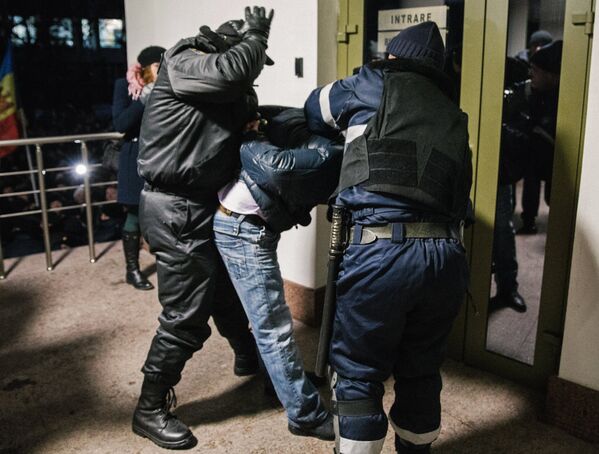 Сотрудники правоохранительных органов производят задержание у здания парламента в Кишиневе