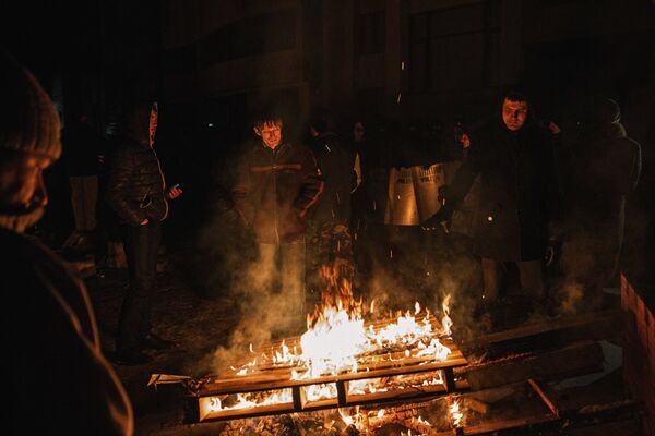 Участники протестных выступлений греются у костра в Кишиневе