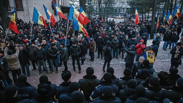 Протестующие и сотрудники правоохранительных органов у здания парламента в Кишиневе. Архивное фото