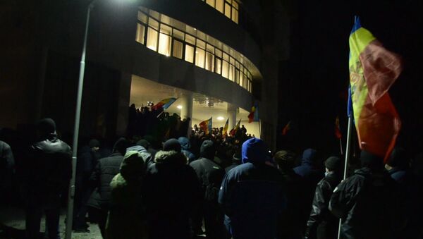 Протесты в Кишиневе: митингующие в здании парламента и нападение на политика