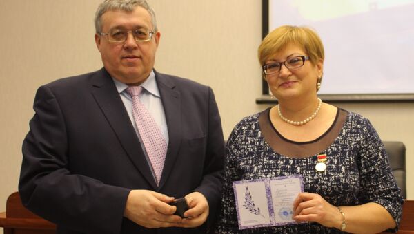 Временный генеральный директор АО Швабе Алексей Патрикеев награждает медалью сотрудника