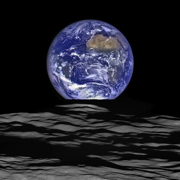 Снимок планеты Земля с орбиты Луны