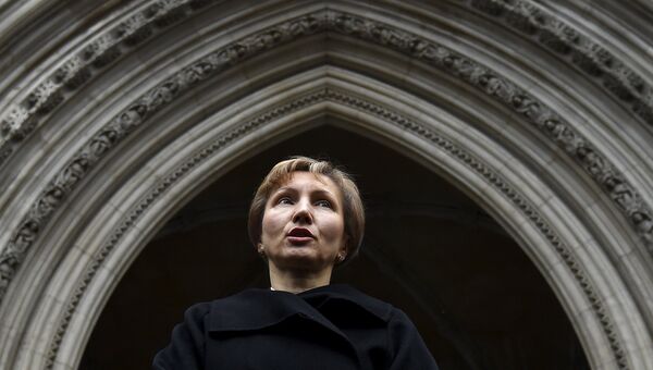 Жена Александра Литвиненко Марина зачитывает приговор представителям СМИ возле здания суда в Лондоне 21 января 2016
