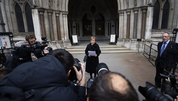 Жена Александра Литвиненко Марина зачитывает приговор возле здания суда в Лондоне. Архивное фото