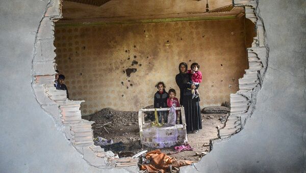 Женщина и дети в разрушенном доме в Курдском городе Силопи на юго-востоке Турции, Архивное фото