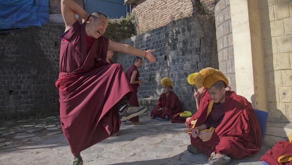 Тибетские монахи в монастыре города Дармсала, Индия. Январь 2016