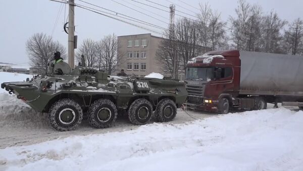 БТР помог вытащить из снега застрявший на дороге грузовик в Курске