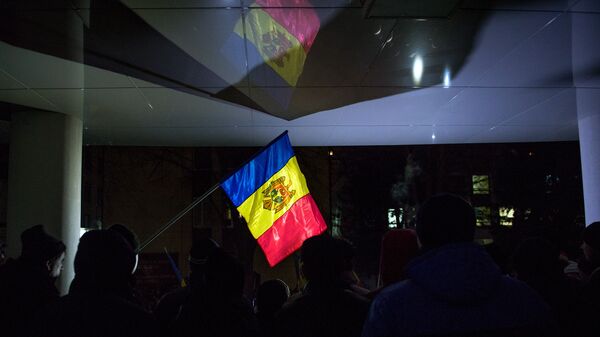 Флаг Молдавии во время акции протеста в Кишиневе