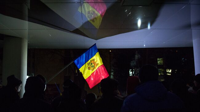 Флаг Молдавии во время акции протеста в Кишиневе. Архивное фото