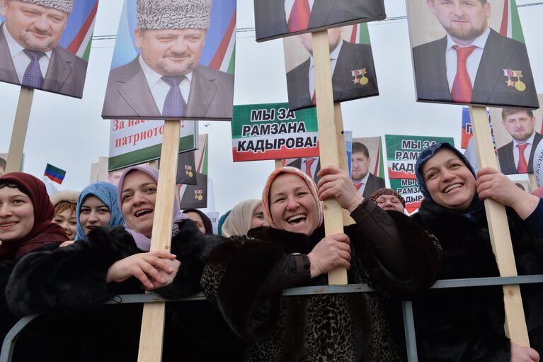 Участники митинга В единстве наша сила в поддержку главы Чечни Рамзана Кадырова на площади перед мечетью имени Ахмата Кадырова в Грозном