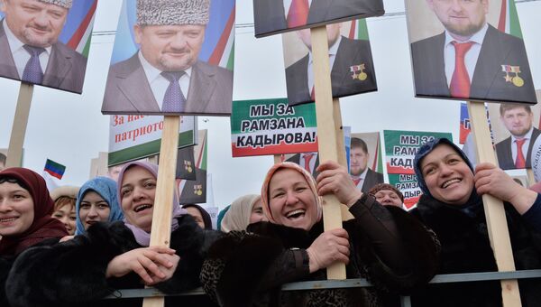 Участники митинга В единстве наша сила в поддержку главы Чечни Рамзана Кадырова на площади перед мечетью имени Ахмата Кадырова в Грозном