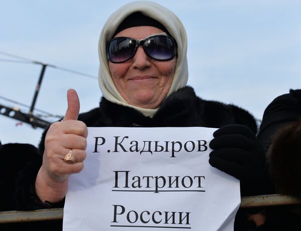 Участница митинга В единстве наша сила в поддержку главы Чечни Рамзана Кадырова на площади перед мечетью имени Ахмата Кадырова в Грозном