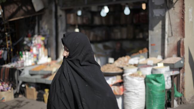Женщина на рынке в Тегеране. Архивное фото