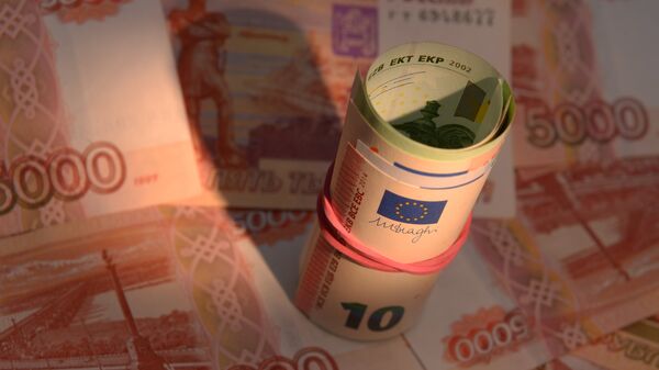 Рубли и евро. Архивное фото